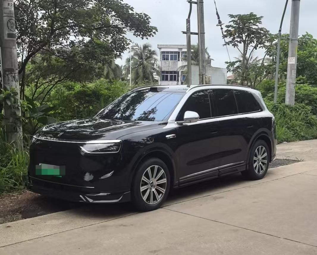 问界m8落地价格参考

1、版本:
六座max+车价:399800元
选配:
星