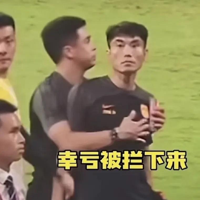 有没有发现，
只要国足教练不是郑智，球迷就欢呼一片。
大伙那痛快劲，可以说跟当初