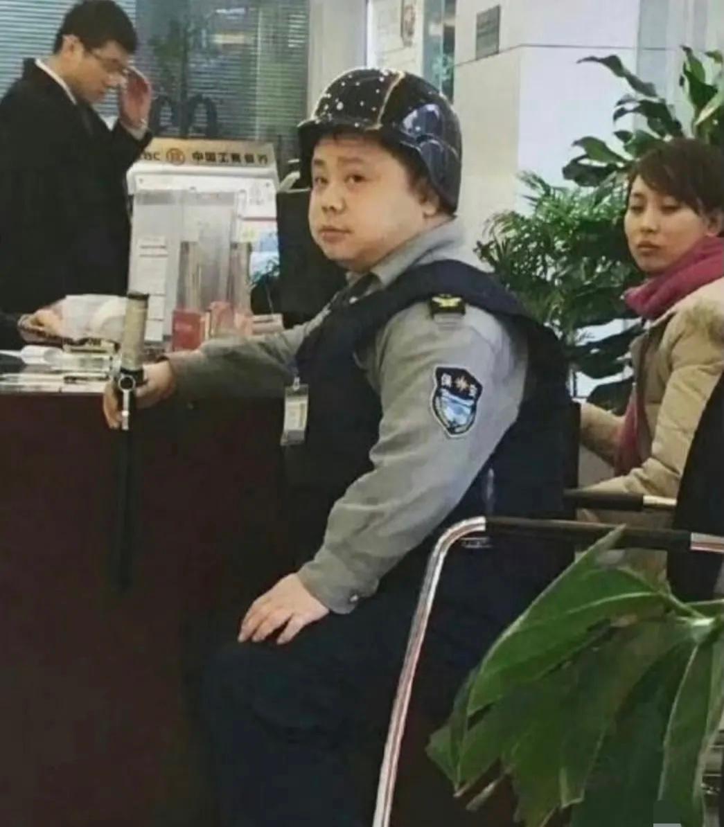 从这位保安年纪来看，他在单位属于什么级别领导