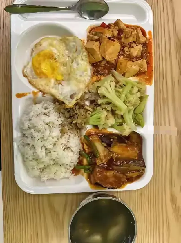 这是学校的教工食堂，16元的一个午餐，贵吗？