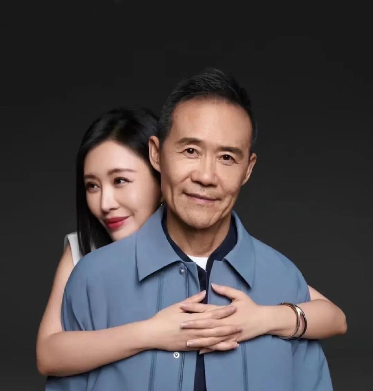 2012年，61岁已婚已育万科创始人王石恋上31岁未婚未育小演员田朴珺。婚后田朴