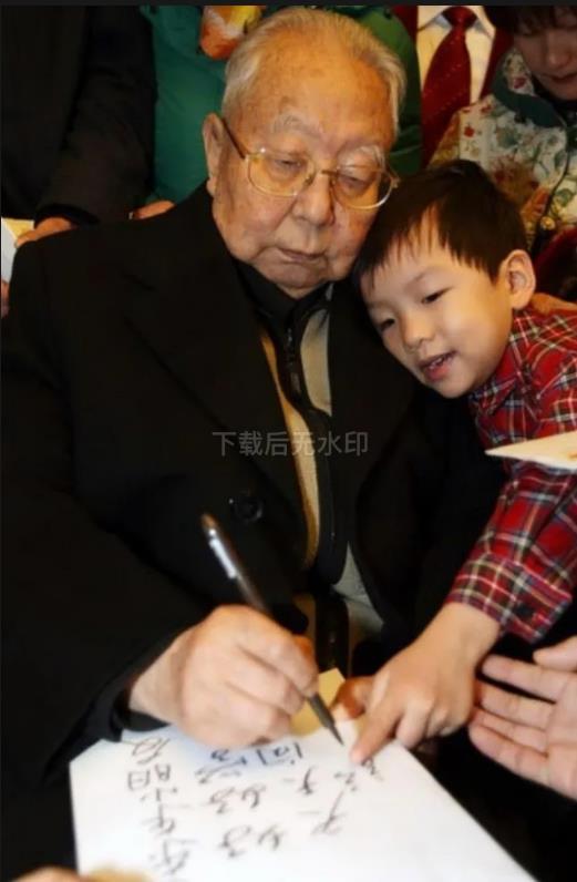 每次看到这张照片都很感动，照片是华国锋和毛主席曾孙毛东东的合影，当时华国锋给毛东