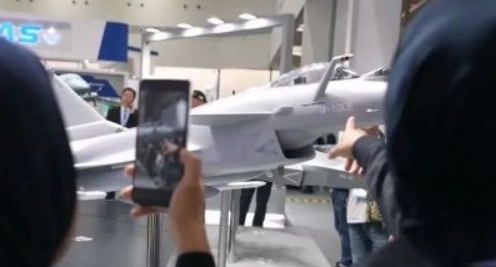 在刚刚举行的第17届兰卡威国际海事和航空展上，各方注意到一个展台被来自四面八方的
