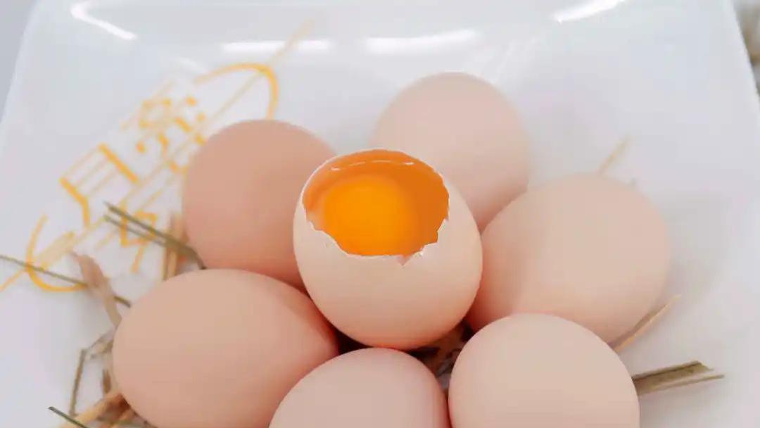 高血脂吃蛋黄每天别超过半个？每天一把坚果血脂爆表住进ICU？