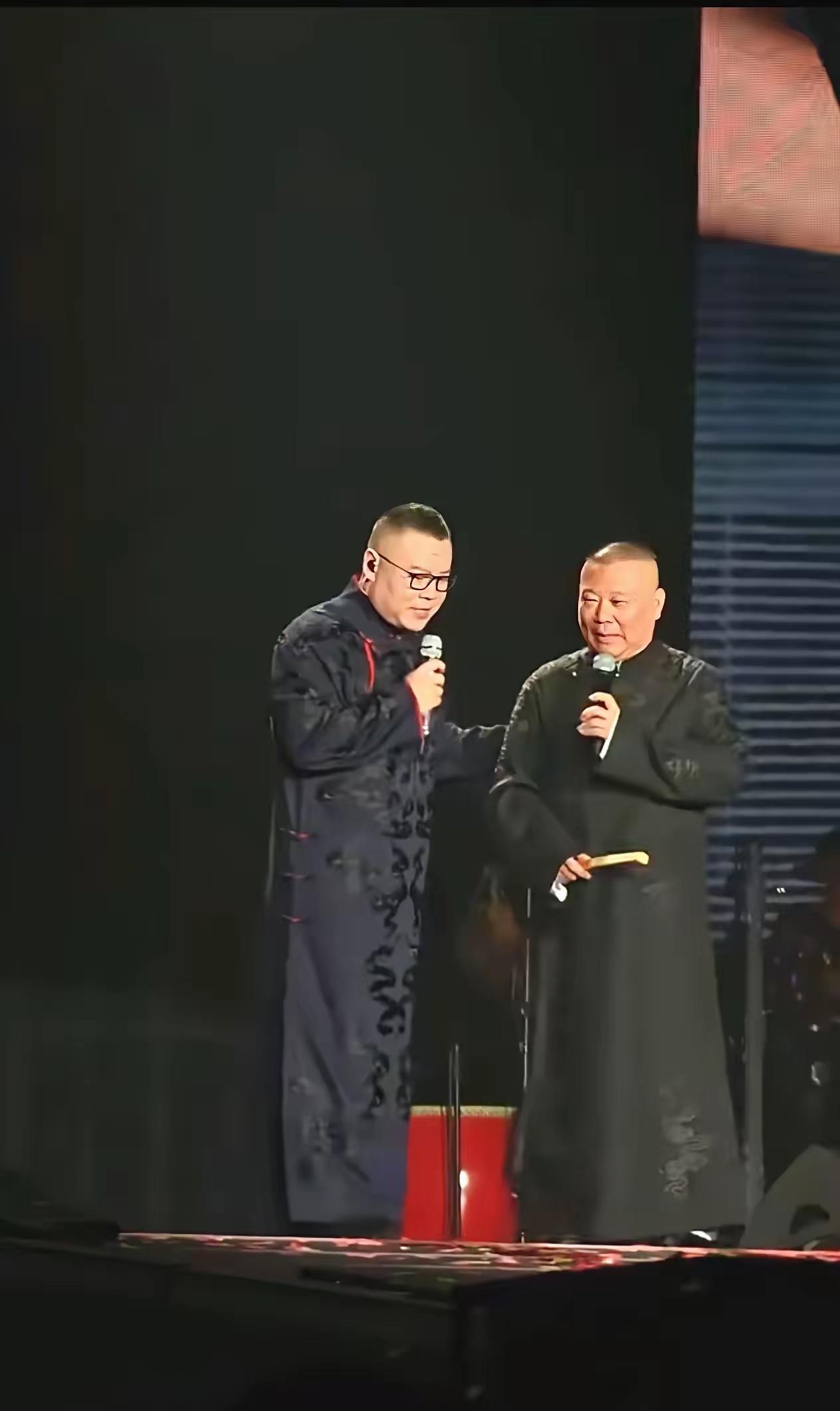 有人问郭德纲：岳云鹏不是专业歌手，演唱会门票1580元，票价这么贵，郭德纲怎么看