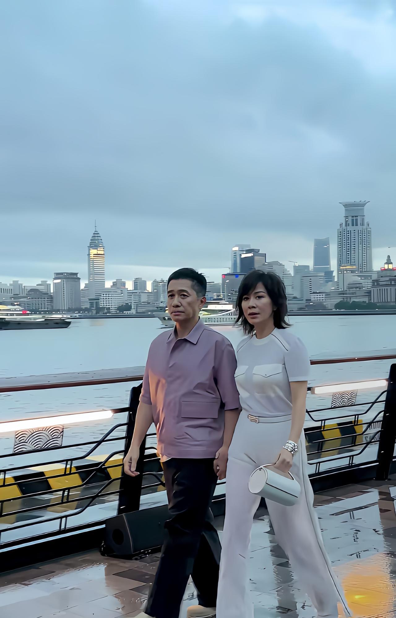 近日，梁朝伟、刘嘉玲夫妇现身上海，在傍晚江边散步的画面。
看似是梁朝伟牵着刘嘉玲