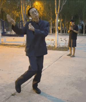 四眼仔这舞蹈太魔性了，他只用了半分钟就精妙的演绎了人生从童年到老年的漫长过程，真