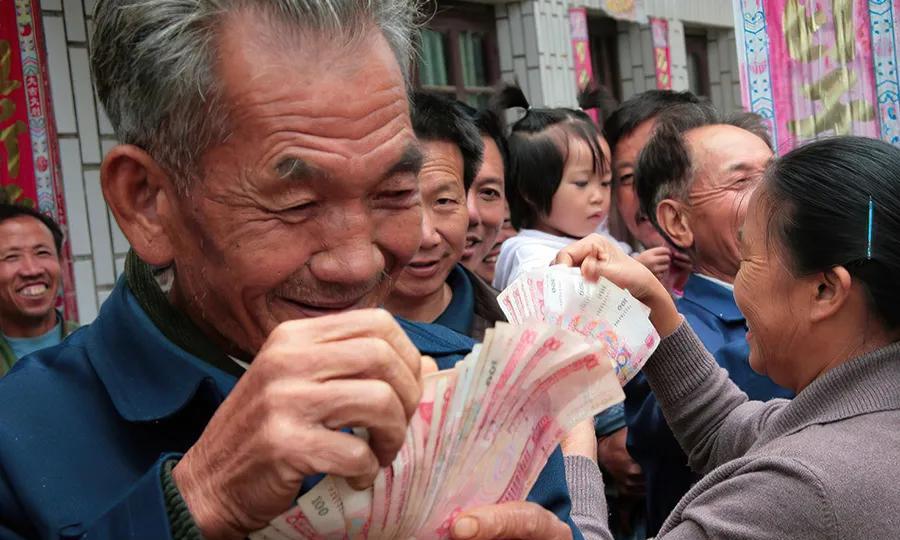 现在的农民真的太幸福了。
听说在农村如果你有残疾，可以每月在村里领取补贴。
城市