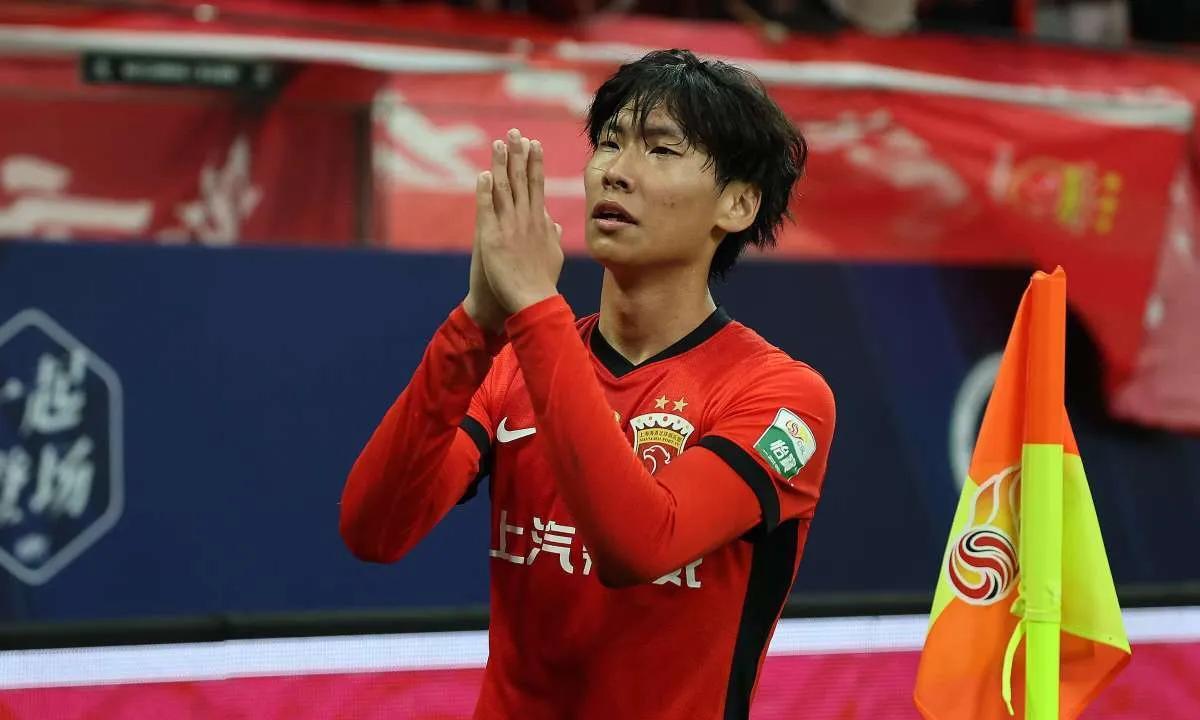 除了神仙球不说！海港VS大连英博，古斯塔沃这个脚后跟进球虽然精彩，但是最让人回味