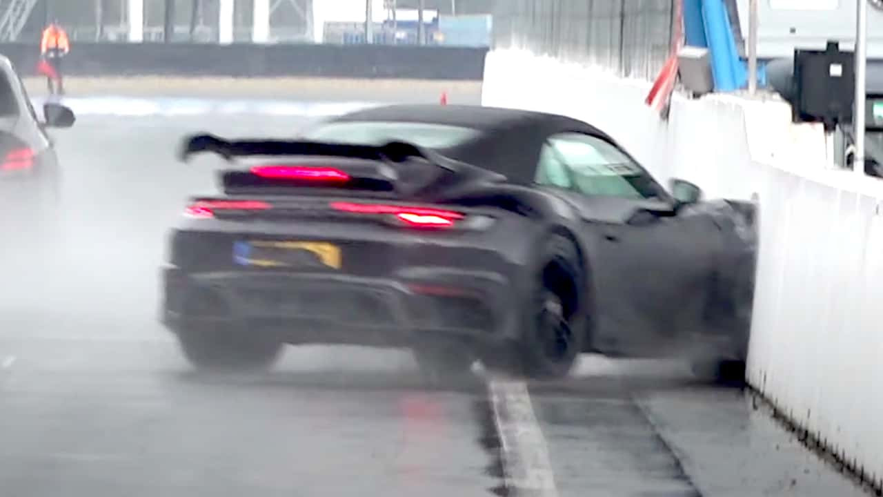 拖曳赛车惊险瞬间：保时捷911 Turbo失控撞墙，引发热议