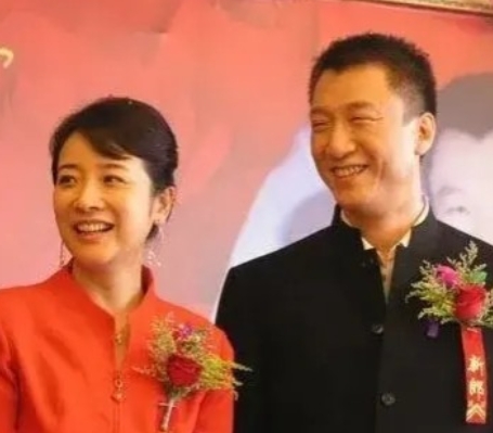当年，孙红雷和陈小艺拍摄《半路夫妻》，有一场吻戏。孙红雷对导演刘惠宁说：“你能不