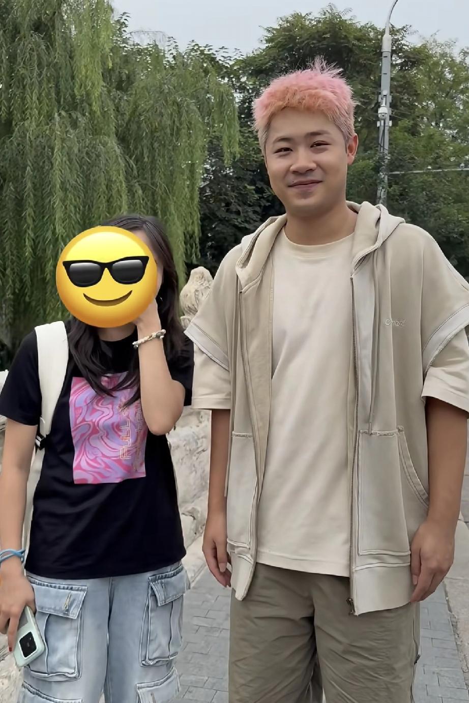 草莓熊和球迷合照，让别人别抖，自己的手贴裤缝往那一站像个兵！
突然的合照，还给他