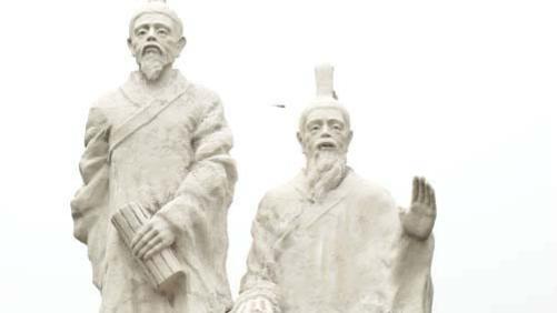 此格言告诫人们：在贫贱时要守得住本心、富贵时应记得住来路