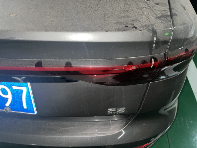 尾灯撞了一个洞
倒车不小心撞墙上，碰到一个铁，尾灯戳了一个洞，问了四儿子店说要因