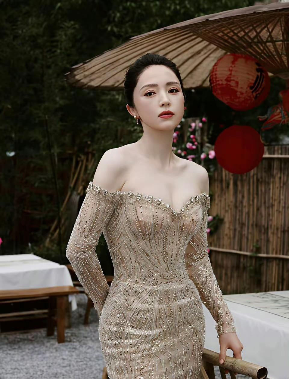 董璇这身金色礼服真的绝了！
金光闪闪又不俗气，剪裁太显身材了，该有的曲线一点没藏
