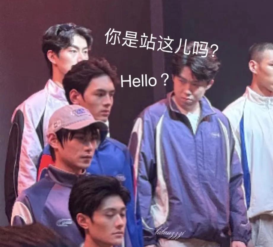 哈哈哈，大头往那一站，给旁边的模特小哥整局促了！
他盯盯人家的小表情太可爱了，旁
