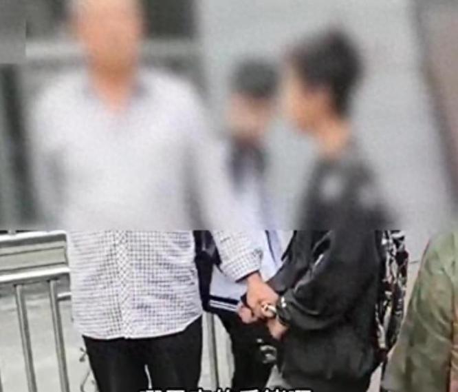 “必须严查！”重庆，一男孩儿在公交车跟老人产生冲突后，竟直接被老人拽下车用手铐铐