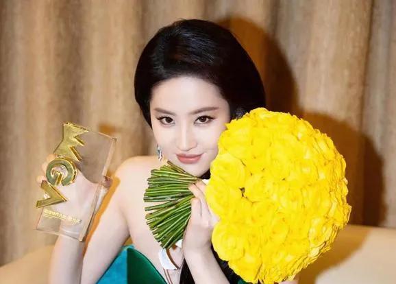 《天鹅的倒影》
天鹅的倒影落在镜中
她梳理着
一束来自东方的月光
眉间藏着远山的