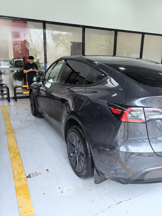 特斯拉modely之“又被剐蹭了”
在老家汕尾小地方忙了大半天正准备躺下睡觉时，