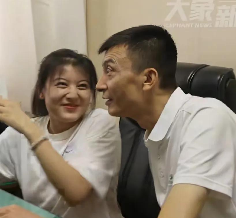 开封724分代易瓒，看本人、爸爸的打扮气质，房间环境、沙发质量，家庭经济条件很好