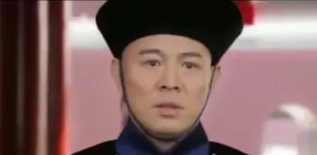 《投名状》中，陈大人和庞青云在入宫的路上有段对话，陈说：“你知道从大门外走到这需