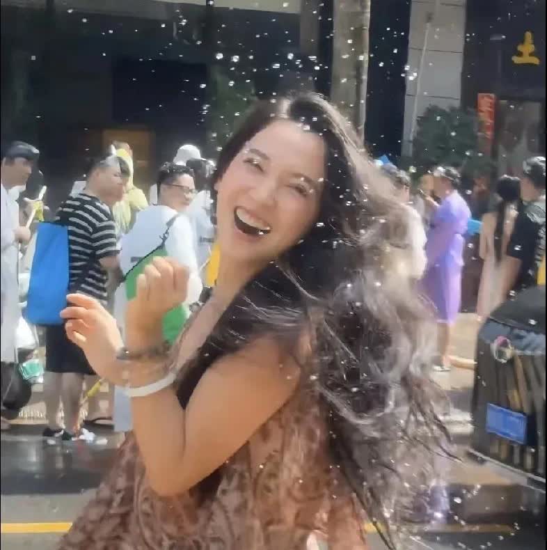 森林北去泼水节遭“围泼”， 微表情透出狠劲，头发衣服全湿透，素颜状态颜值曝光
