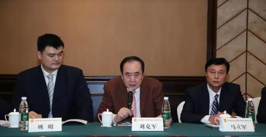 难怪这个马立军这么牛，在辽宁队主场一言不合就指着杨鸣进行国骂，看看这张图就问你服
