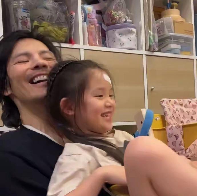 向左抱的是小碧婷
好可爱的小碧婷
像极了妈妈小时候
鼻子高高的
还得是遗传了妈妈