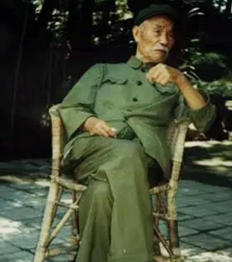 1978年，原华北军区副参谋长孙毅中将外出理发，理完发后感觉还太长，让理发师再给