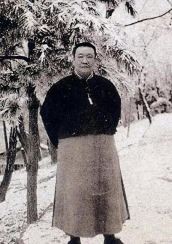 1904年，母亲站在桌边布菜，听到儿子谭延闿高中进士，手一抖，筷子滑到地面。正房