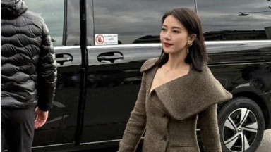 45岁高圆圆去米兰：生图"腰臀比"绝了，我直呼赵又廷福气不小！