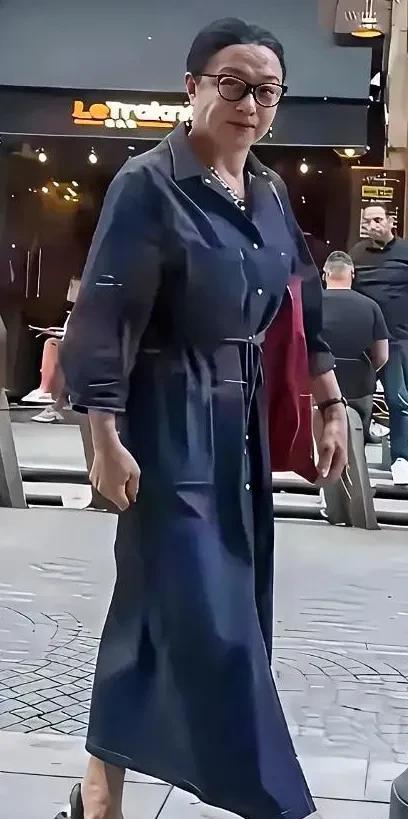 曾经家喻户晓的争议人物，还认识吗？
这是近日被网友拍到在法国街头路过的金星。短短