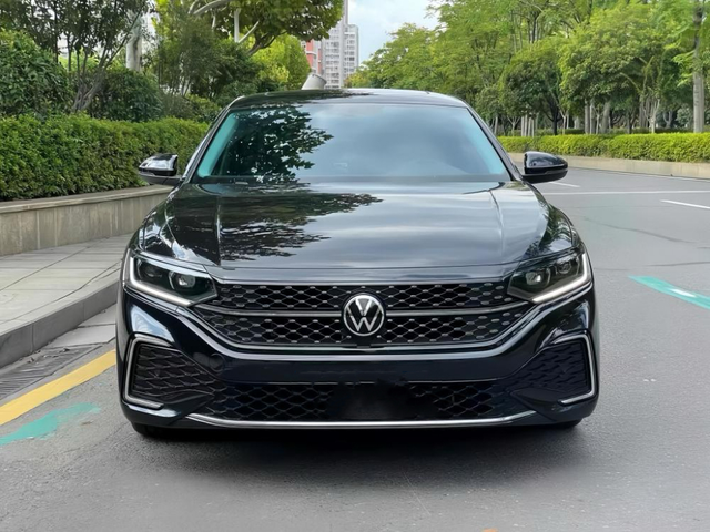 帕萨特330和迈腾330怎么选
各位专业的老司机们：大家好！我是一位80后的女士