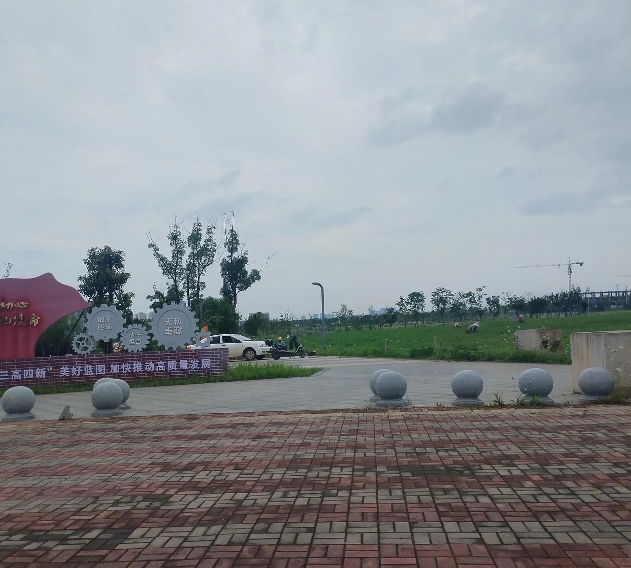 在追逐梦想的道路上，每个人都有独属于自己的精彩之处。就像星空下的旋转木马，每个人