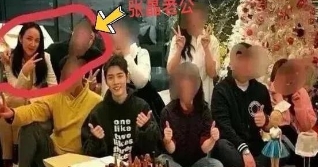 包姐校友会生图曝光，40+二胎妈妈美翻全场！

白T牛仔裤，素面朝天，站在95后