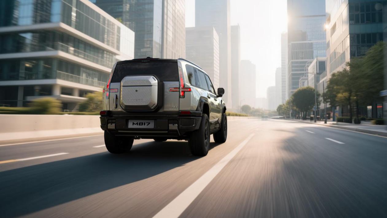“智能战车”上新，31.99万元起售！猛士M817刷新豪华越野体验
