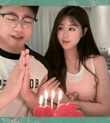 一个男人过生日，女朋友给他买了一个生日蛋糕，女朋友把蜡烛点着了，告诉男人，你许许