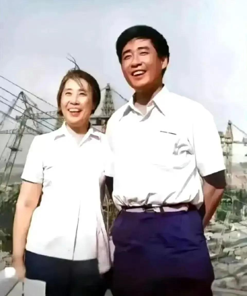 1983年，河南新乡，王光美与儿子刘源在一起，温暖又温馨，其乐融融，合影留念，美