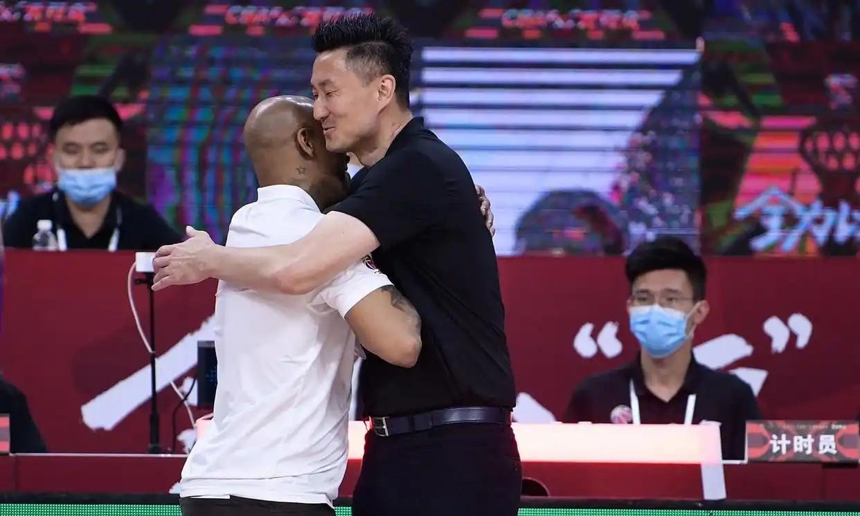 马布里上腿能做集锦的球风，飞膝踢到布鲁克斯还要上前打人，也可以说别人脏了？已经被