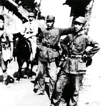 1940年，粟裕（右一）、陈毅（右二）在苏北黄桥决战前夕。
黄桥决战的胜利，实现