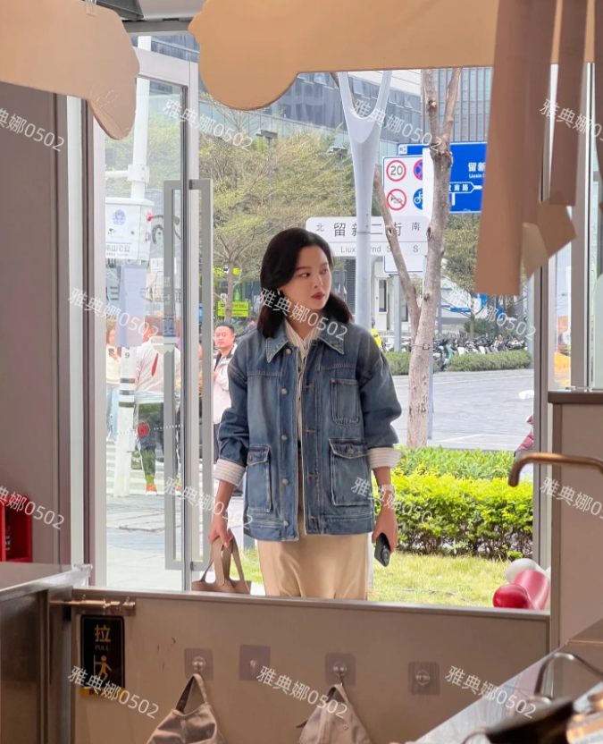 辛芷蕾在窗外拍戏，本人比电视上瘦很多 脸也黑小，但她皮肤黑气质成熟年龄感很很重。