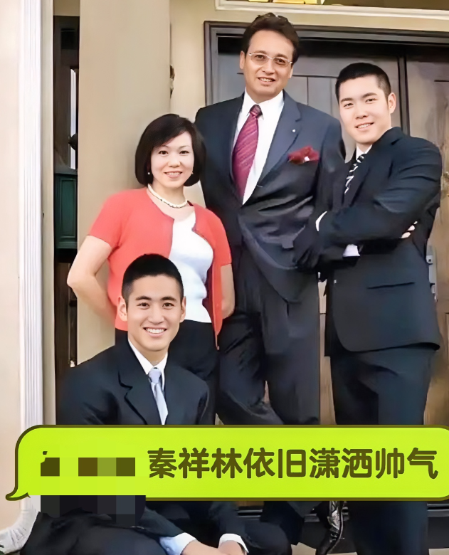 这是74岁秦祥林的全家福。尽管已步入古稀之年，他却依旧潇洒自在。其妻子在气质、体