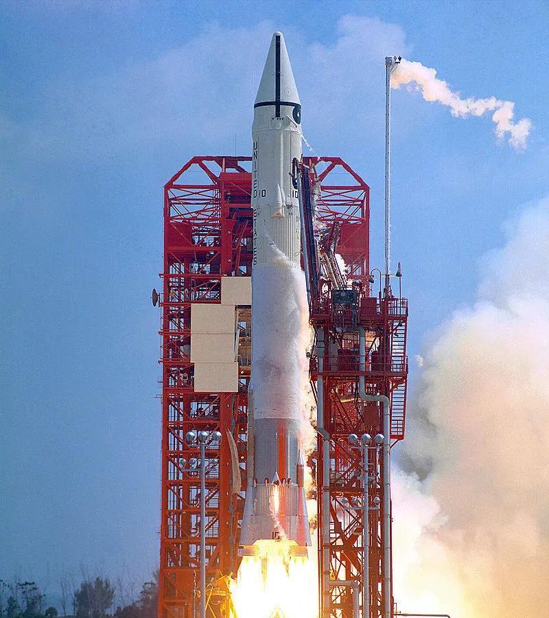 1966年6月2日，美国太空探测器Surveyor 1在月球着陆，并开始传输月球