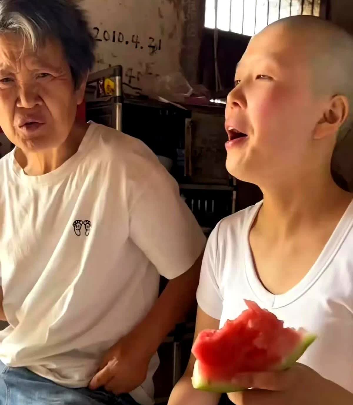 厄运专挑苦命人！

安徽淮南，女孩在路边卖黄瓜，男子买了一把却给她转了8万！