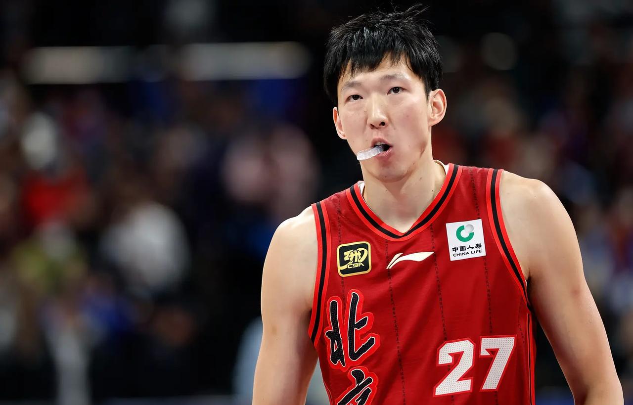 G6一战，周琦对得起他的身价，失败不能由他来背锅！
周琦戴着那个特制的眼镜，遥远