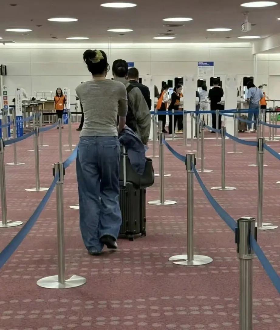 520王菲谢霆锋合体了，5月20日两位一起去日本旅游被偶遇，王菲不是说保养得很好