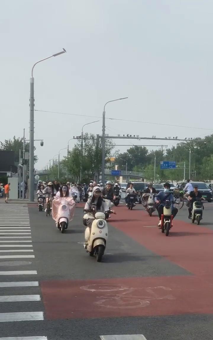 出来玩可能一般人都以为北京满大街都是私家车，其实绝大多数人还是骑电动自行车或者坐