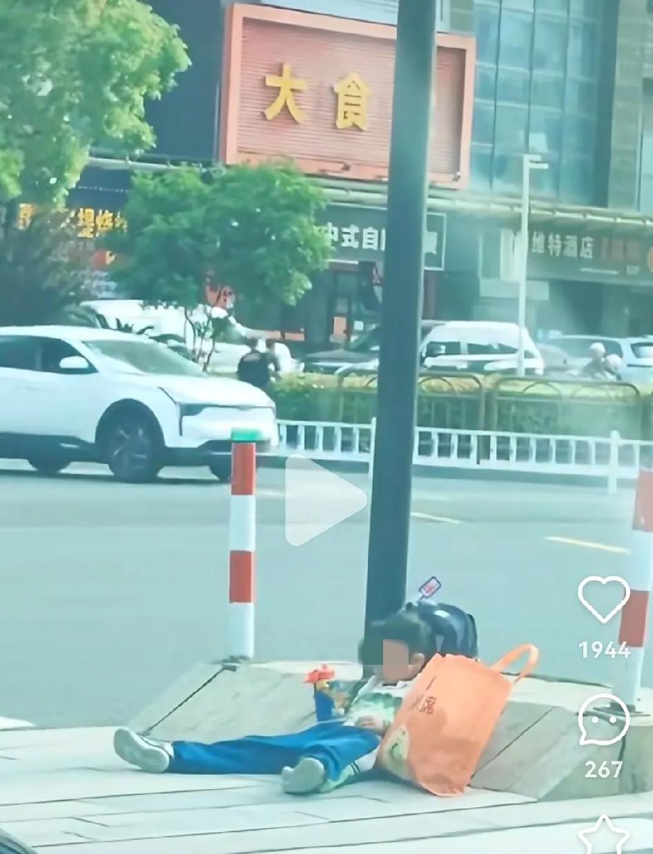 这小伙子从小就学会躺平了，任车来车往，我自逍遥自在，这份松弛感很多大学毕业的也未