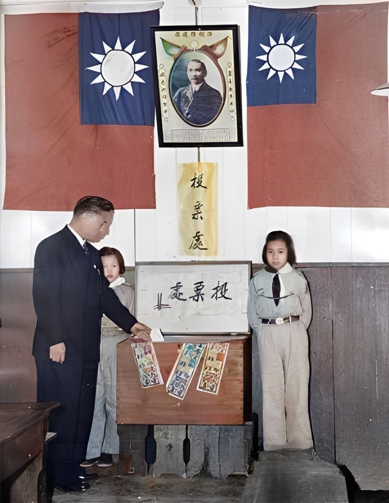 这是一张历史照片，呈现了民国时期的投票场景。画面上方悬挂着两面带有青天白日徽的旗