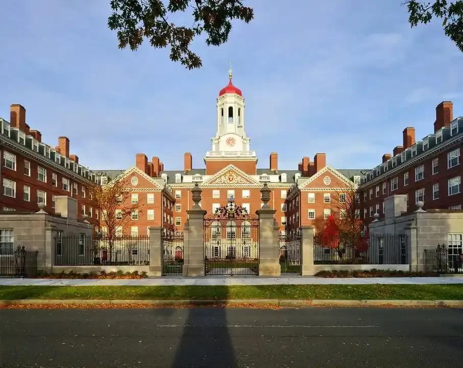 我们应该欢迎哈佛大学迁到北京吧！特朗普想关闭他，还不如我们把哈佛大学整体的迁移到